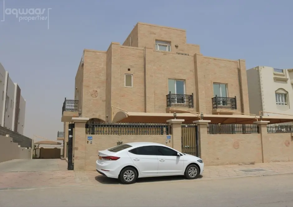 SPACIOUS 5 BEDROOM TOWNHOUSE WITH A PRIVATE BACKYARD IN AL ANSAB